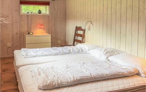 En eller flere senger på et rom på Stunning Home In Ronneby With Kitchen