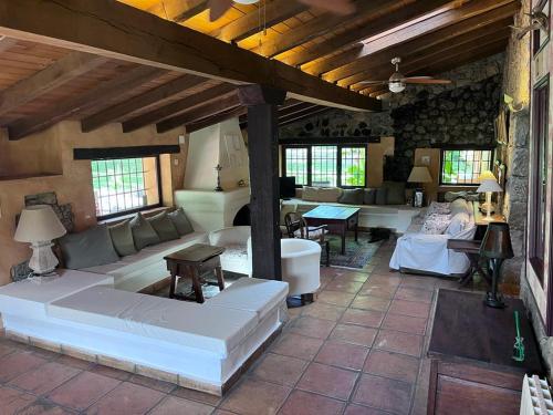 ein Wohnzimmer mit einem Sofa und einem Tisch in der Unterkunft El Bosque de Candeleda in Candeleda