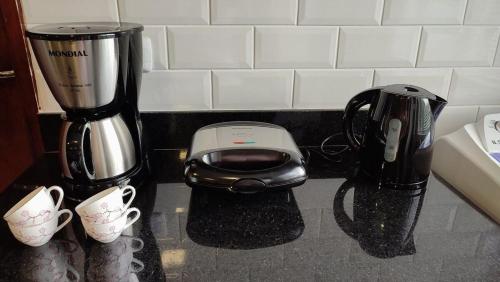 a coffee maker and a blender on a counter at Lindos Studios Centro/Wifi/Garagem in Foz do Iguaçu