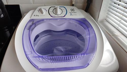 a purple toilet with its seat open in a vehicle at Lindos Studios Centro/Wifi/Garagem in Foz do Iguaçu