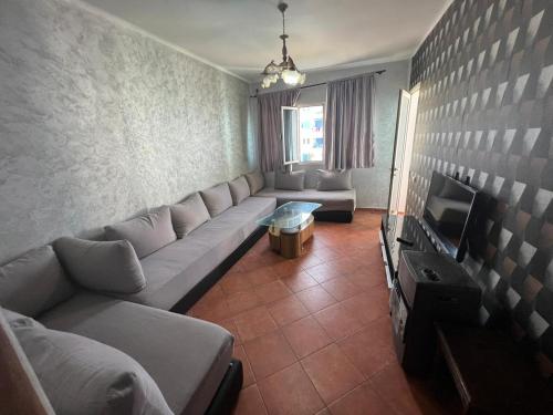 Un bel appartement à Jawhara Smir, Marina Smir في مارينا سمير: غرفة معيشة مع أريكة وتلفزيون