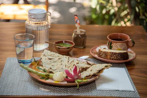 瓦哈卡德華雷斯的住宿－Nardazul "Casa de Sueños"，餐桌,带两盘食物和一杯咖啡的桌子