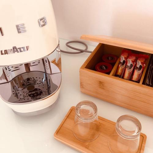a mixer next to a wooden box on a counter at Il Borgo Boutique Rooms by KasaVacanze in Porto San Paolo