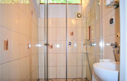 y baño con ducha y lavamanos. en 3 Bedroom Gorgeous Home In Rowy en Rowy