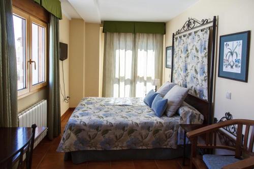 - une chambre avec un lit doté d'oreillers bleus dans l'établissement Apartamentos turísticos el gamo, à Tragacete