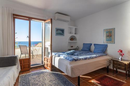 1 dormitorio con cama y vistas al océano en Villa Lobo, en Salobreña