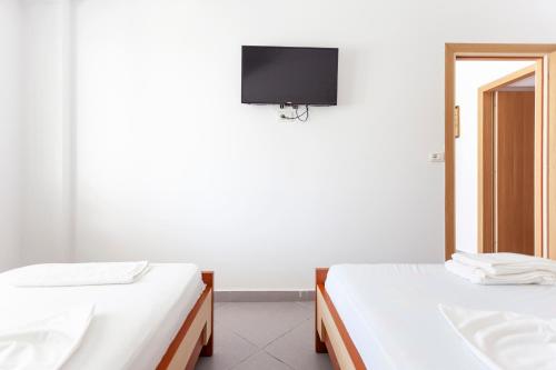 Ein Bett oder Betten in einem Zimmer der Unterkunft Vourtaréa Guesthouse