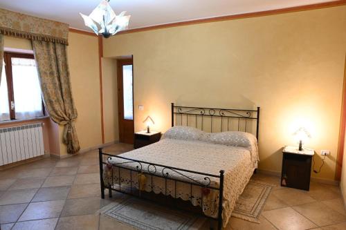 a bedroom with a bed and two lamps on tables at casa di nunzia in Caiazzo