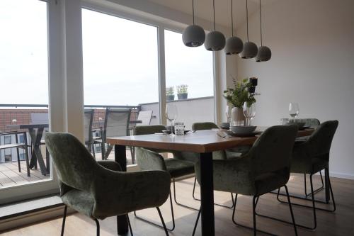 a dining room with a table and chairs at Sleepwell Apartment - Ehrensteinsuite in Leipzig