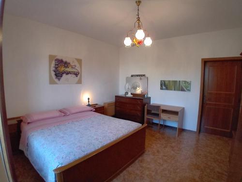 1 dormitorio con 1 cama, vestidor y TV en DA GIANNì, en Nereto