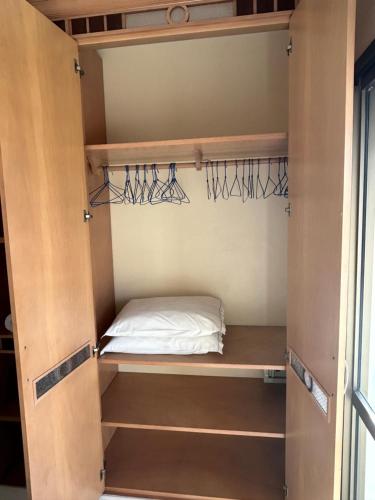 Litera o literas de una habitación en Golfinhos Apart Hotel