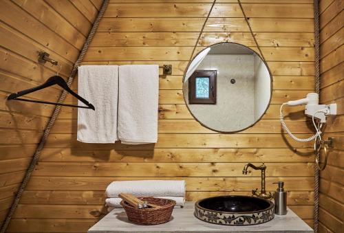 a bathroom with a mirror and a sink at Panorama Dashbashi - Hotel in Dashbashi