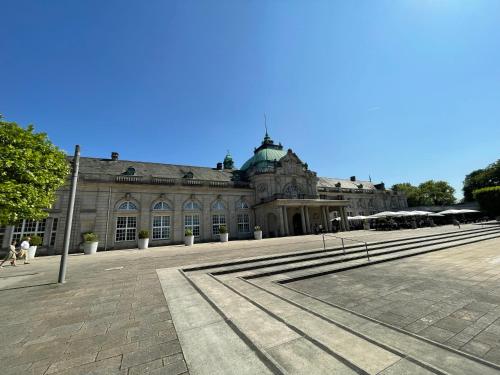 a large building with a fountain in front of it at TOP-Lage, 400 m bis GOP, Bali-Therme und Kurpark - HDZ - Parkplatz in Bad Oeynhausen