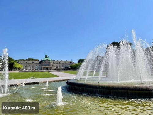 a water fountain in front of a building at TOP-Lage, 400 m bis GOP, Bali-Therme und Kurpark - HDZ - Parkplatz in Bad Oeynhausen