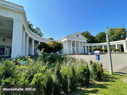 a large white building with flowers in front of it at TOP-Lage, 400 m bis GOP, Bali-Therme und Kurpark - HDZ - Parkplatz in Bad Oeynhausen