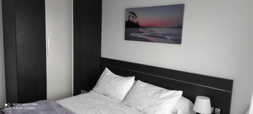 Schlafzimmer mit einem Bett mit einem schwarzen und weißen Kopfteil in der Unterkunft El Mirador de Gijón- piso 3 habitaciones excelente ubicación para moverse por Asturias-6 pax- in Gijón