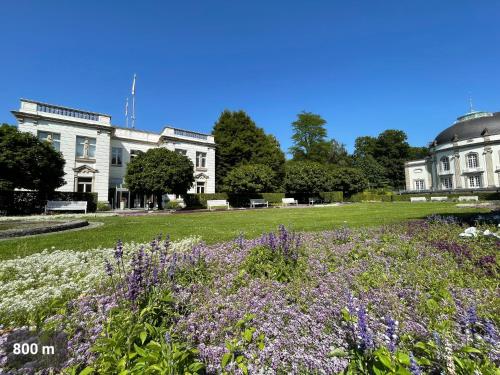 a field of flowers in front of a building at TOP-Lage, 400 m bis GOP, Bali-Therme und Kurpark - HDZ - Parkplatz in Bad Oeynhausen
