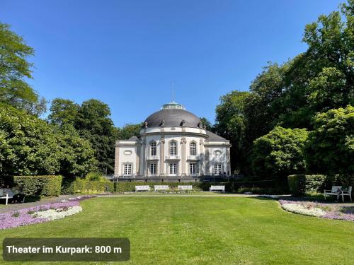 a large house with a large lawn in front of it at TOP-Lage, 400 m bis GOP, Bali-Therme und Kurpark - HDZ - Parkplatz in Bad Oeynhausen