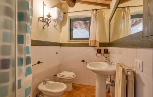een badkamer met een wastafel, een toilet en een raam bij Alfina 3 in Castel Giorgio