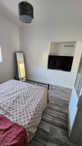 Ένα ή περισσότερα κρεβάτια σε δωμάτιο στο Maison Provence, proche Avignon