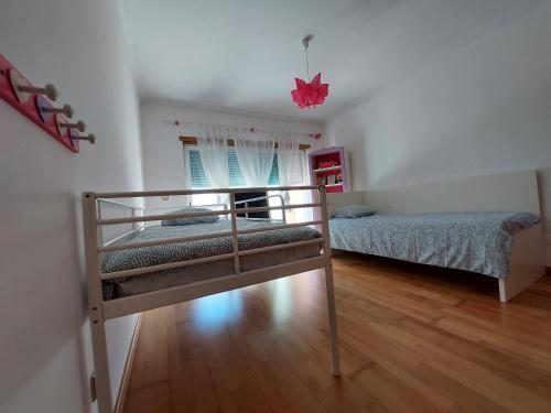 Кровать или кровати в номере A Family house in Santa Cruz, Torres Vedras