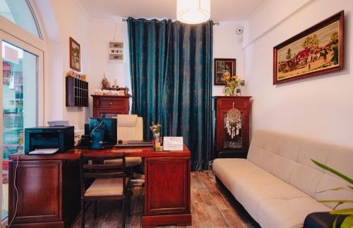 a living room with a desk with a computer and a couch at Chalet 173 in Gura Humorului