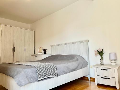 Un pat sau paturi într-o cameră la Apartment MERCURY