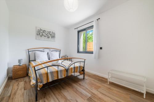1 dormitorio con cama y ventana en Charmante Maison entre Cannes et Nice en Le Bar-sur-Loup