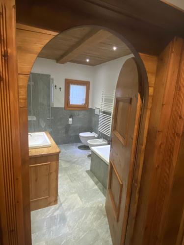 La salle de bains est pourvue de 2 lavabos et de 2 toilettes. dans l'établissement Reggia al Sole, à Pieve di Cadore