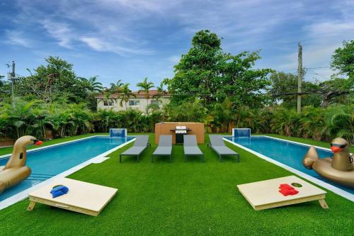 フォート・ローダーデールにあるLuxury Duplex in Heart of Fort Lauderdale Near The Beachのベンチとテーブル付きのプール、スイミングプール