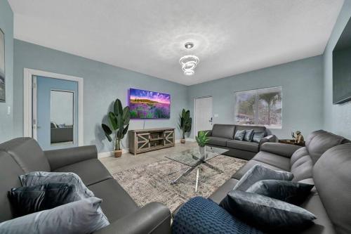 a living room with a couch and a tv at Luxury Duplex in Heart of Fort Lauderdale Near The Beach in Fort Lauderdale