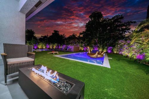 a backyard with a fire pit in the grass at Luxury Duplex in Heart of Fort Lauderdale Near The Beach in Fort Lauderdale