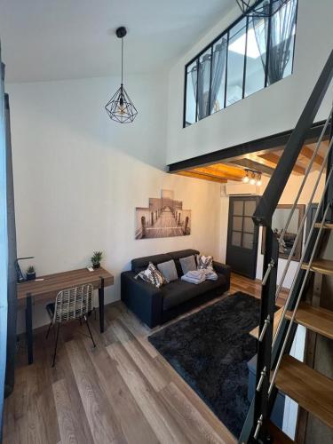 un salon avec un canapé et une table dans l'établissement Duplex meublé face aux arènes d'ARLES, à Arles