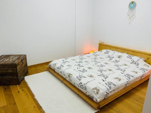 a small bed in a room with a rug at Lizz Panoramic Residence in Floreşti
