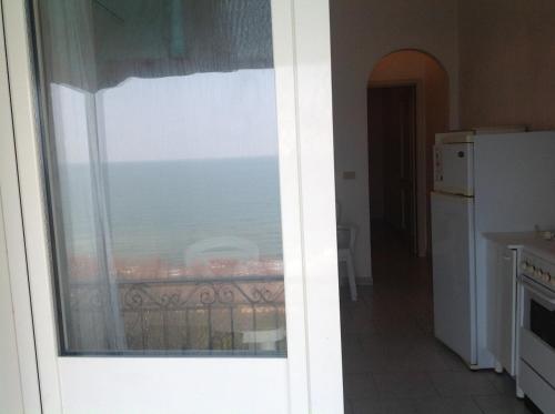 Una puerta a una cocina con vistas al océano en Vacanze Rodiane, en Rodi Garganico