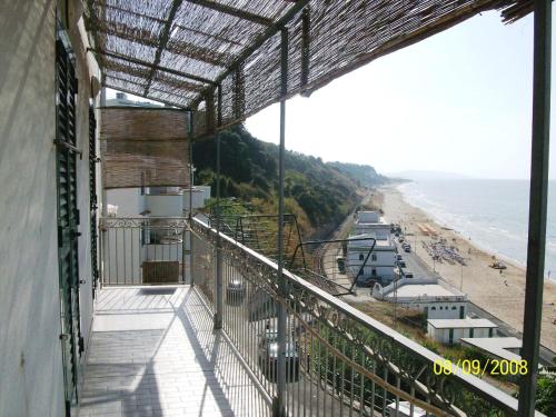 un balcón de un edificio con vistas a la playa en Vacanze Rodiane, en Rodi Garganico