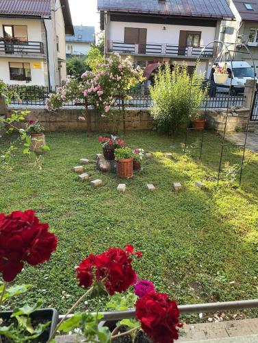 Κήπος έξω από το Apartmani G&E
