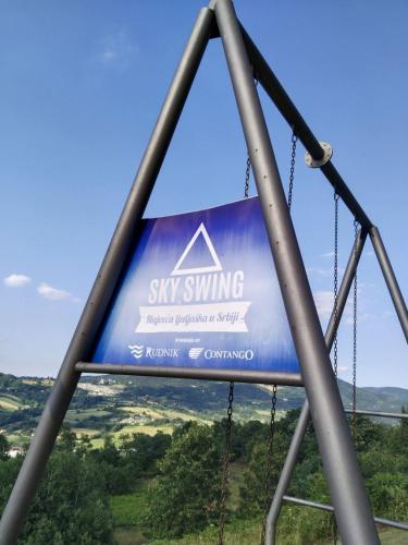 a sign for a ski swing at Apartmani Ružina staza in Rudnik Kačerski