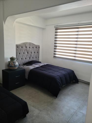 Tempat tidur dalam kamar di Malecon uno PV Libertad 111 Centro 48300 Puerto Vallarta Jal