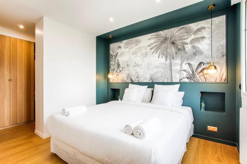 - une chambre avec un grand lit blanc et un mur bleu dans l'établissement Le Kennedy - Sublime 3 bedrooms Duplex in Trouville, à Trouville-sur-Mer