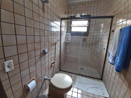a bathroom with a shower and a toilet at RIVIERA-CASA FAMILIAR PERTO DA PRAIA-3 QUARTOS-3 BANHEIROS-ATÉ 10 PESSOAS-Módulo 4 in Bertioga