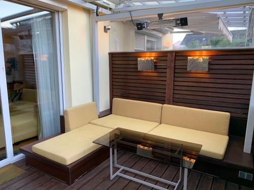 a living room with a couch and a table at Zwischen See und Stadt in Klagenfurt
