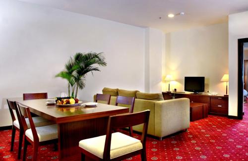 查亞普拉的住宿－ASTON Jayapura Hotel and Convention Center，客厅配有桌椅和沙发