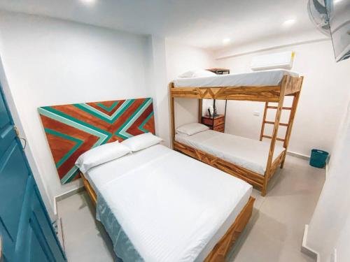 um quarto com 2 beliches e uma escada em Casa Liz Hotel Boutique em Santa Marta