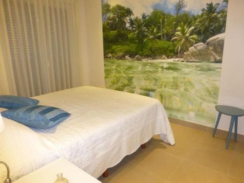 une chambre avec un lit avec un tableau sur le mur dans l'établissement Norwegian Woods - Abedules, à El Campello