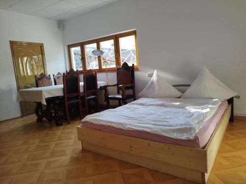 1 dormitorio con 1 cama, mesa y sillas en RIVER side - cosy - lot of space, en Huningue