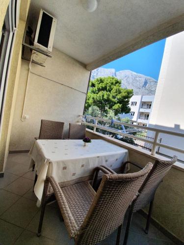 a table and chairs on a balcony with a view at Ugodan stan u Baškoj Vodi, blizina mora i centra+P in Baška Voda