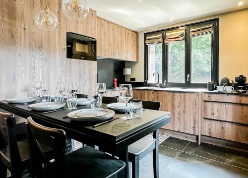 une cuisine avec une table avec des verres à vin dessus dans l'établissement Masai Megeve, à Megève