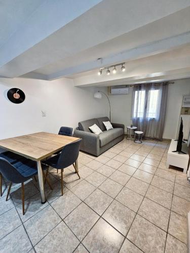 un salon avec une table et un canapé dans l'établissement Le Willow, à Châteauneuf-du-Pape