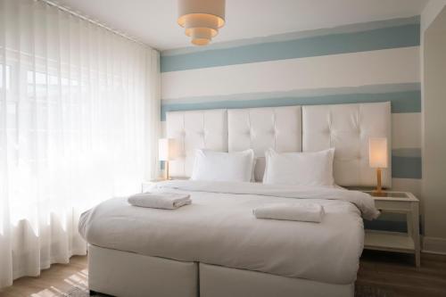 Postel nebo postele na pokoji v ubytování Connemara Sands Hotel & Spa